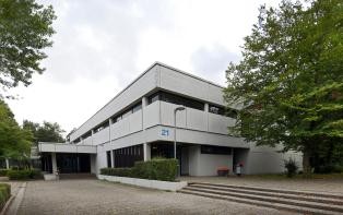 weißes Hallengebäude