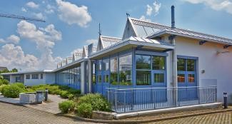 Gebäude in weiß und blauen Fensterrahmen