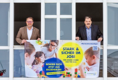 v. li. Bürgermeister Nico Lauxmann und EB Manfred Müller halten ein Plakat