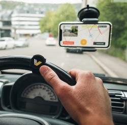 Lenkrad und Navigationsgerät im Auto