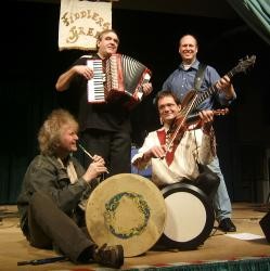 4 Sänger mit verschiedenen Instrumenten