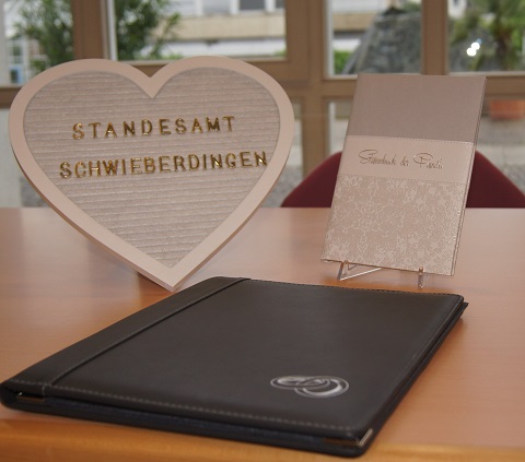 Tisch mit Stammbuch und aufgestelltem Herz Tisch mit Stammbuch und aufgestelltem Herz