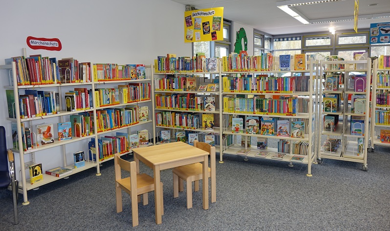 Bücherregale in Bibliothek