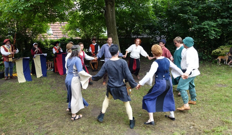 Tanzene, verkleidete Kinder Tanzene, verkleidete Kinder