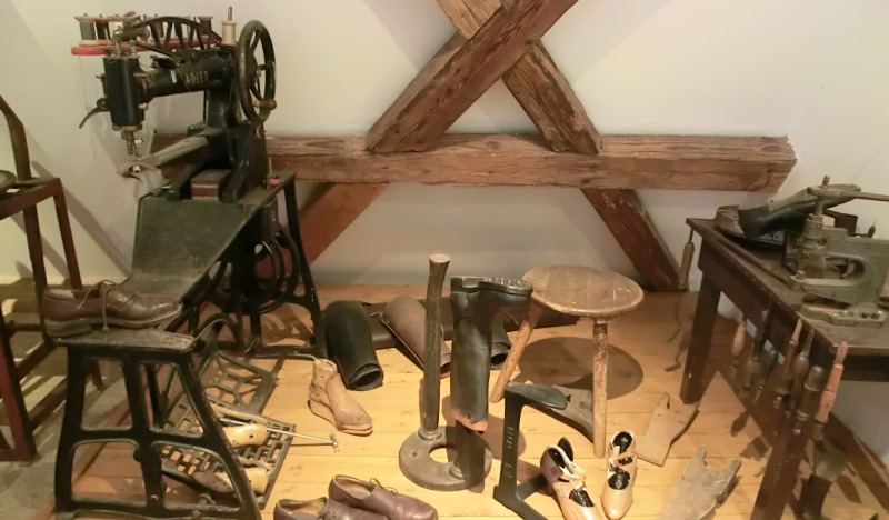 Ausstellung mehrerer Werkzeuge im Ortsmuseum