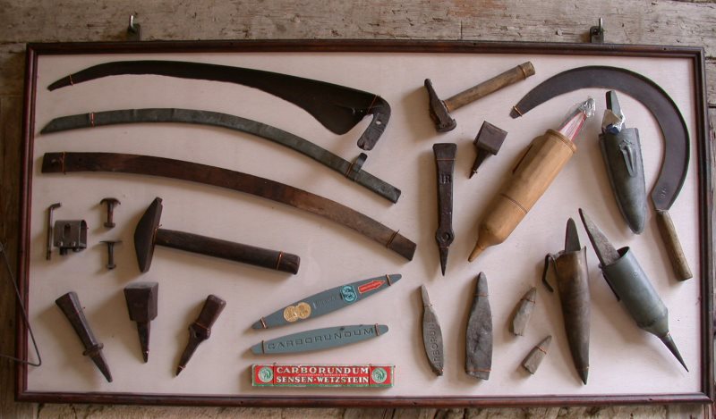 Ausstellung verschiedener Werkzeuge im Ortsmuseum