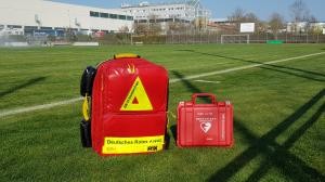 2 Notfalltaschen auf einem Fußballrasen