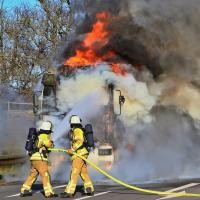 Feuerwehrlöscheinsatz mit 2 Feuerwehrmännern