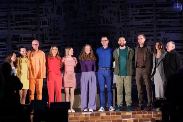 Menschen in bunten Outfits