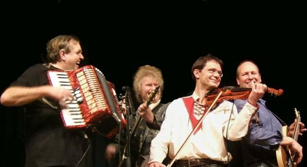 4 Musiker mit Instrumenten in der Hand