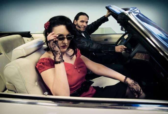 Frau und Mann in einem alten Cabriolet