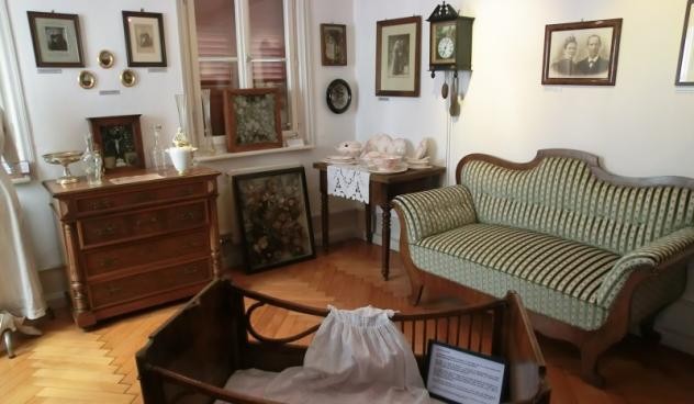Ausstellung der Sitzmöglichkeiten im Ortsmuseum Ausstellung der Sitzmöglichkeiten im Ortsmuseum