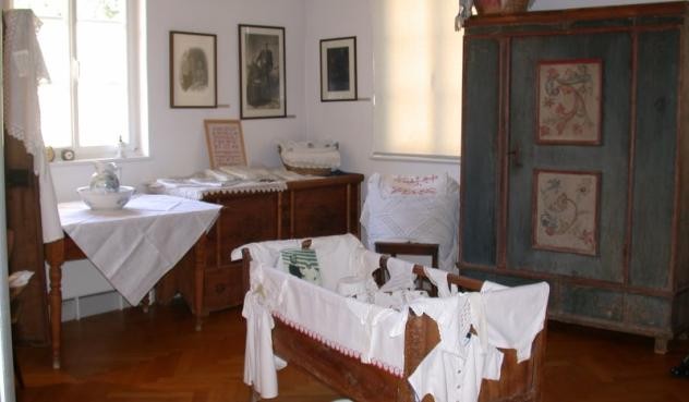 Ausstellungsstücke im Ortsmuseum Ausstellungsstücke im Ortsmuseum