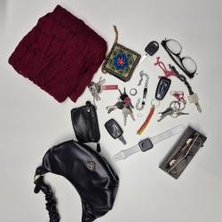 mehrere Schlüssel Brille Armbanduhr