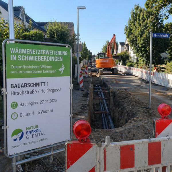 Bauarbeiten in Straße mit Bagger