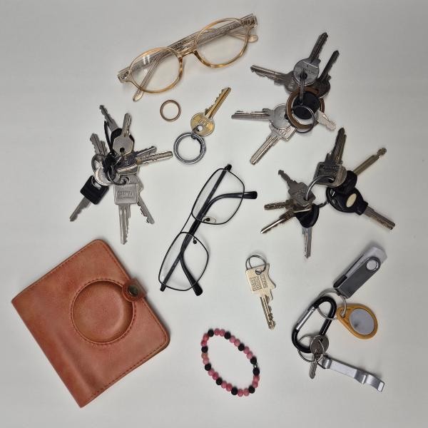 mehrere Schlüssel Brille Armbanduhr