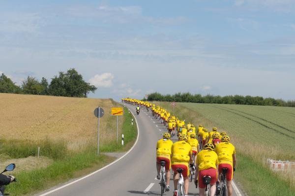 Radlertross in gelben Trikots