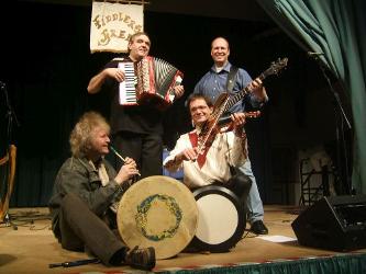 Musiker mit Instrumenten