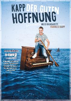 Mann auf Klavier im Meer