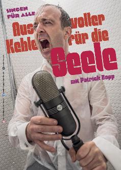 Mann mit Hemd unter der Dusche, singend mit Mikrofon und Text