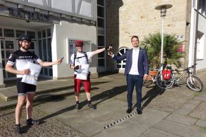 2 Stadtradelstars geben für 3 Wochen Autoschlüssel ab