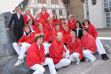 viele Menschen in weiß rot vor einem Gebäude