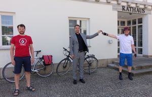 2 Stadtradelnstars erhalten ihre Autoschlüssel zurück