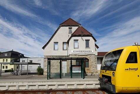 gelbe Bahn an Bahnhof