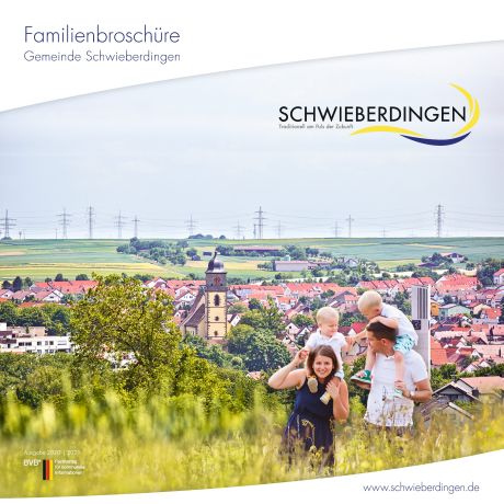 Familie mit Gebäude im Hintergrund